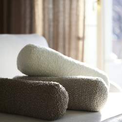 Trond, Hvid pynte pude,