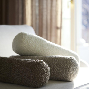 Trond, Hvid pynte pude,